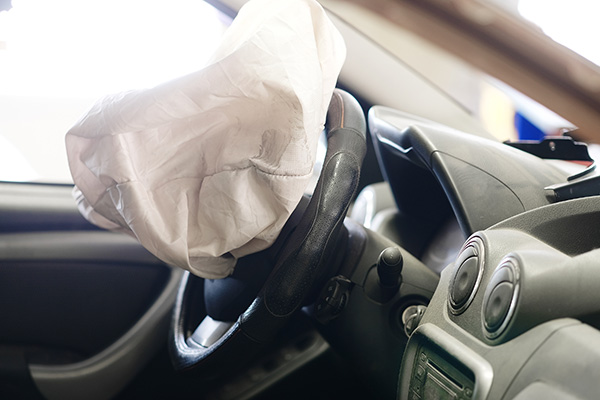 Who Developed the First Vehicle Airbag and Which Company Implemented It?
